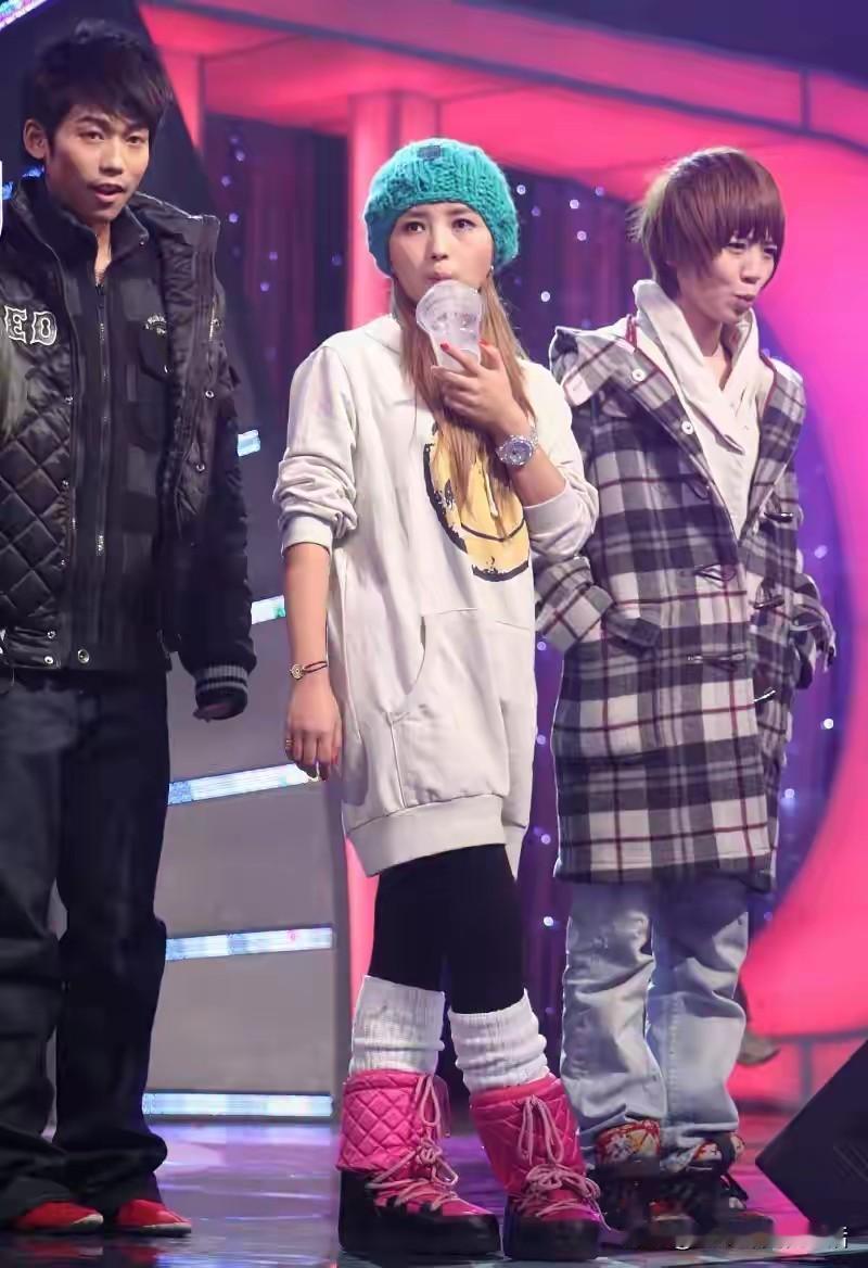 个子矮不是你的错，但是打扮的这么丑，就是你的不对了。实话实说，小个子的明星有很