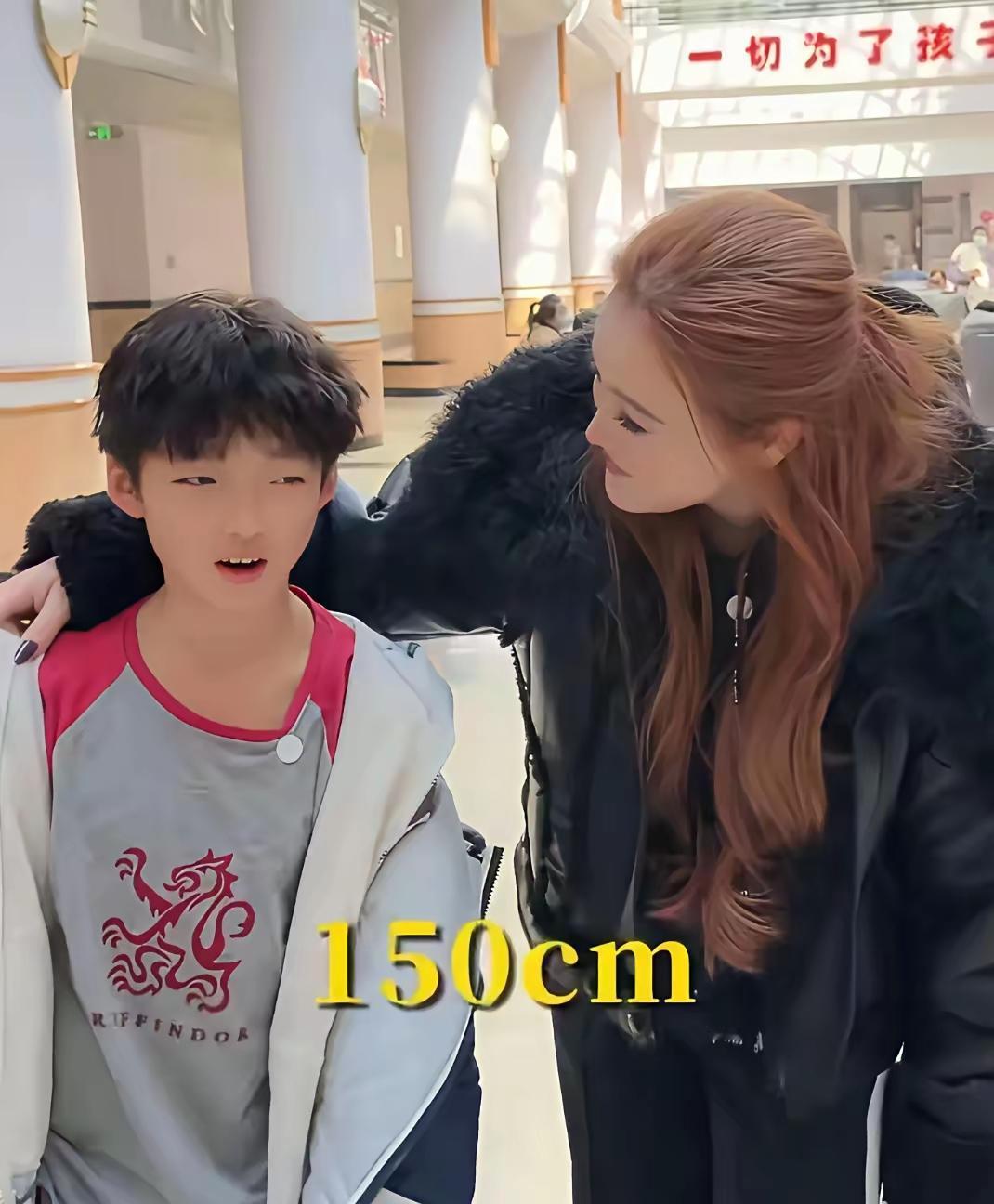 冉莹颖带着二儿子打生长素的事炸了全网——一年蹿8厘米，从“随爹矮”的焦虑里冲出来