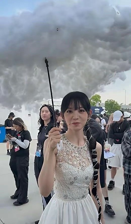 田曦薇这个雨伞和小辫子也太潮了了吧​​​