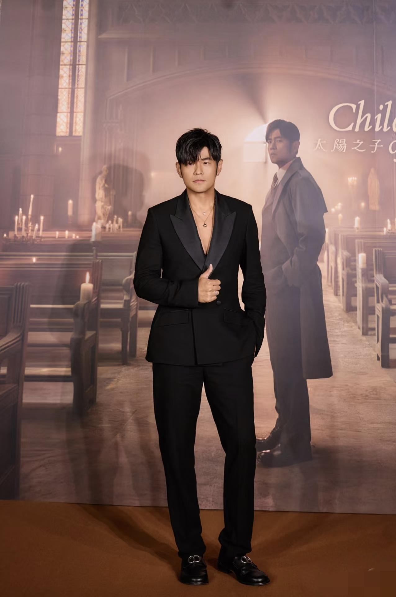 周杰伦最该做的不是发新歌，而是和谢霆锋一样好好做演唱会，把自己经典的歌曲