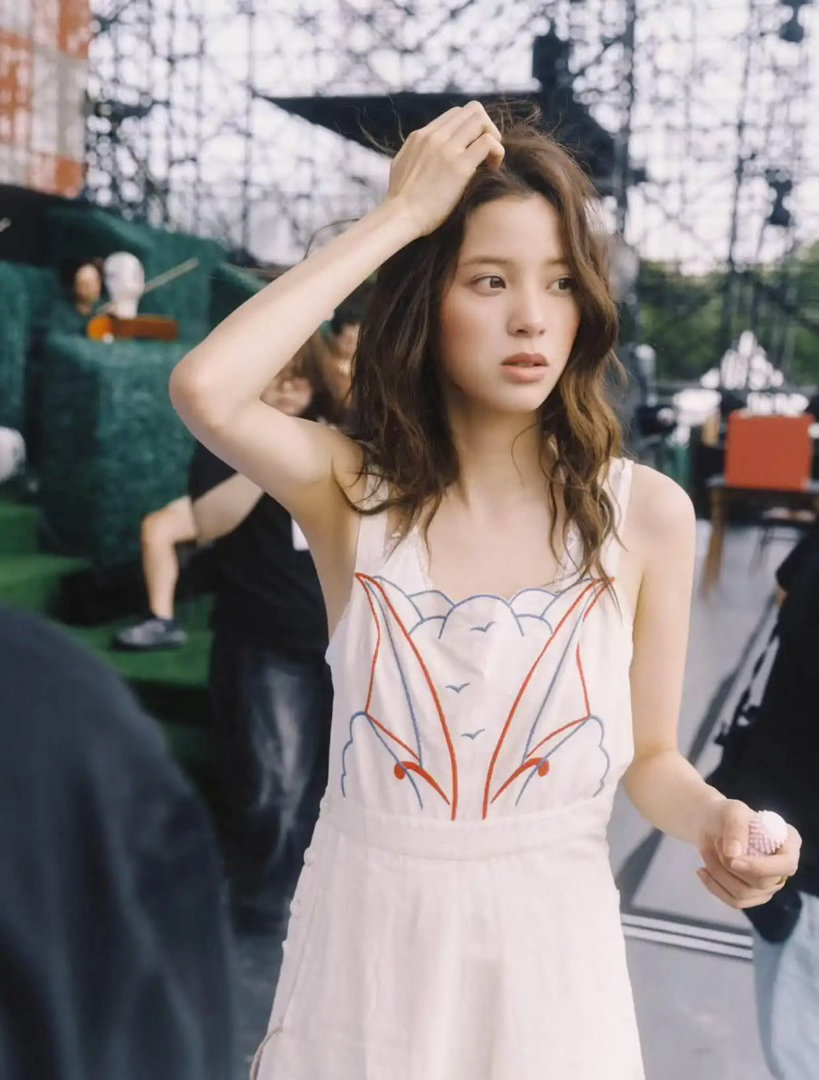 欧阳娜娜的演唱会真是一个视觉盛宴，那些身穿白色裙子的年轻女孩们，宛如童话里的仙子