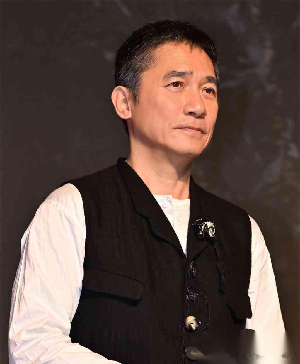 主持人问梁朝伟:“如果我现在想找你拍一部电影，什么东西是最吸引你、可以说服你？”
