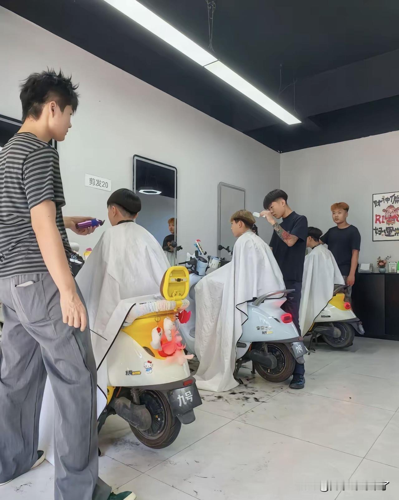 卧槽！到理发店门口不敢进去了…不是我理个发还必须骑电动车来吗？