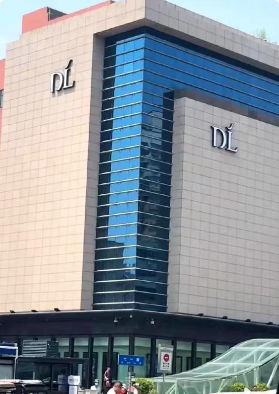 胖东来搬家了，听说是因为生意太火爆，房东把租金从800万一年的涨到1600万一年