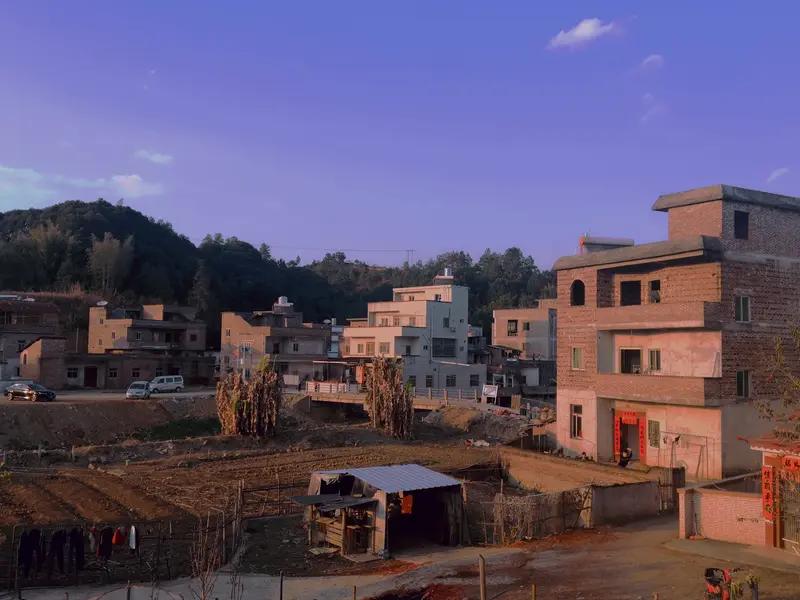 我隔壁镇有个村子，村里的首富家财万贯。这个村子地处山沟沟里，这位首富是这么做的：