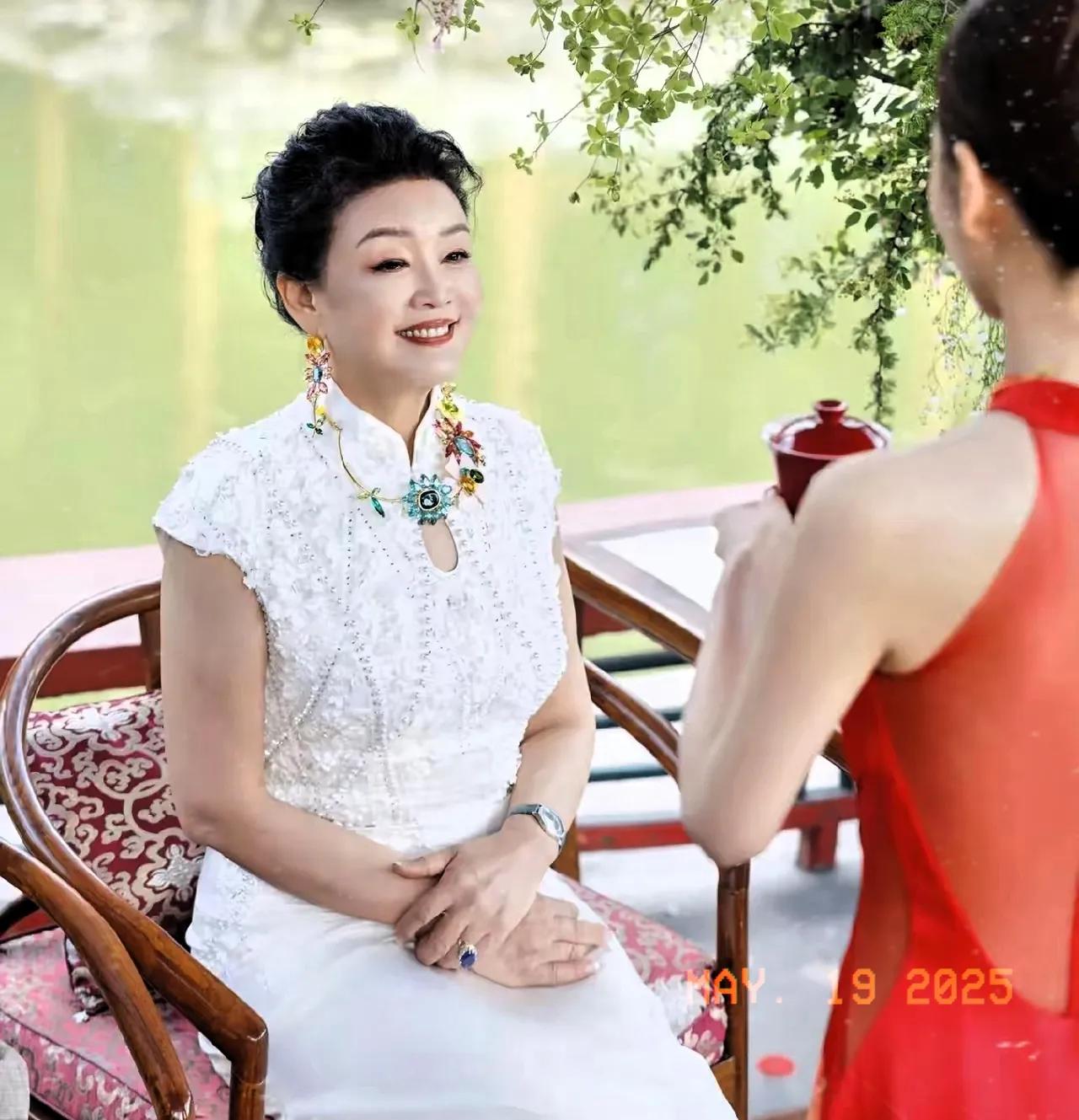 汪小菲和马筱梅结婚了。婚礼上，他们给张兰和汪大爷敬了茶。两边父母都在，气氛挺好