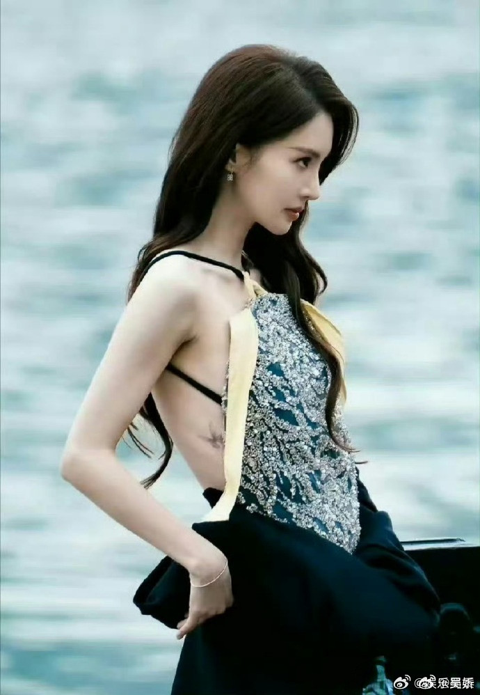 金晨毫不避讳她腰间的蝴蝶纹身谁说纹身的就不是好女孩
