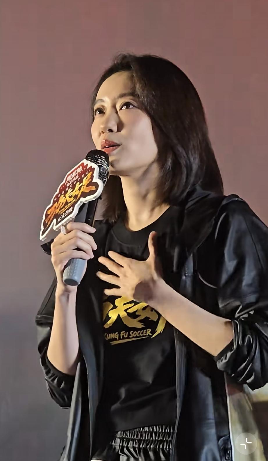 7月11日，张小斐现身天津参加《功夫女足》路演，怼脸拍腮骨变得好宽，与电影中的运