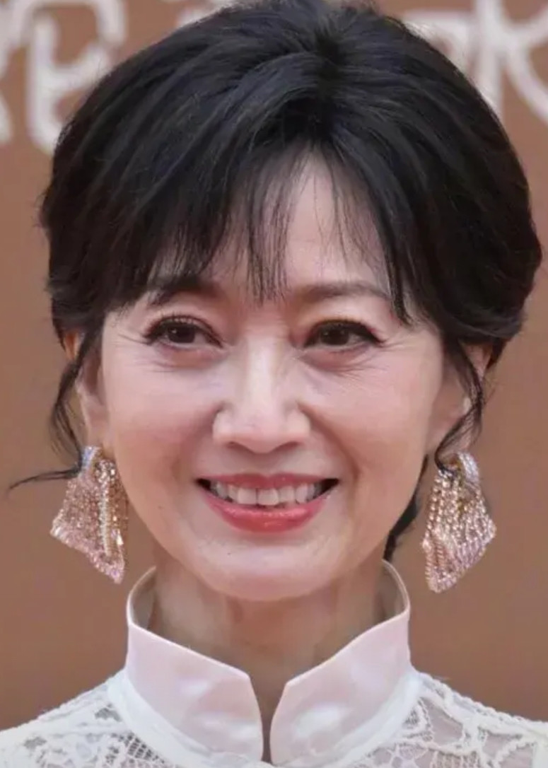 赵雅芝的保养真的牛，她今年71岁，注意是“71岁”，比惠英红大6岁，惠英红填充的