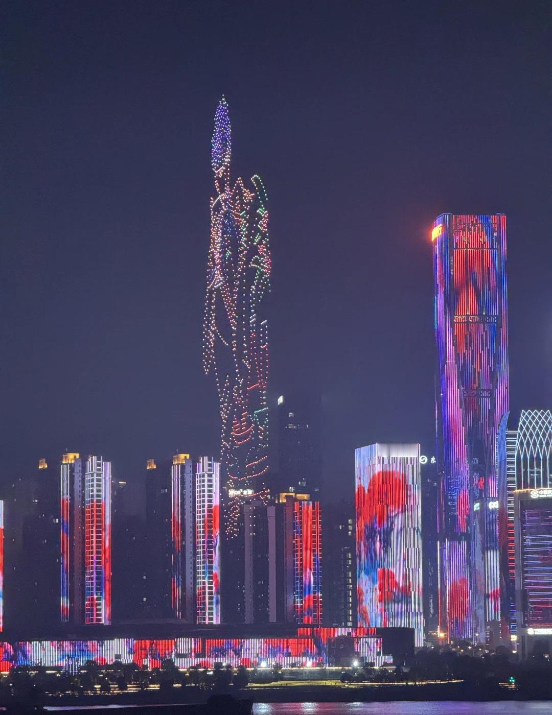 长沙这么多无人机是怎么了？在江边吃饭，看到对面好多无人机…无人机长沙