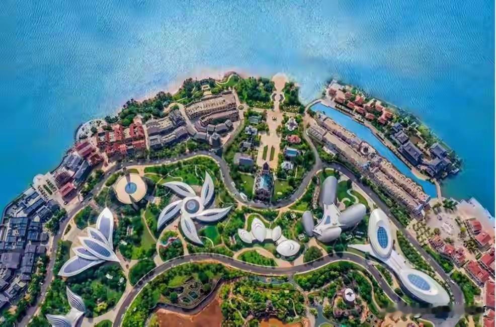 恒大当年开发海花岛，旁边就是自贸港洋浦港，看来这步棋是有“战略眼光”的。“港口+