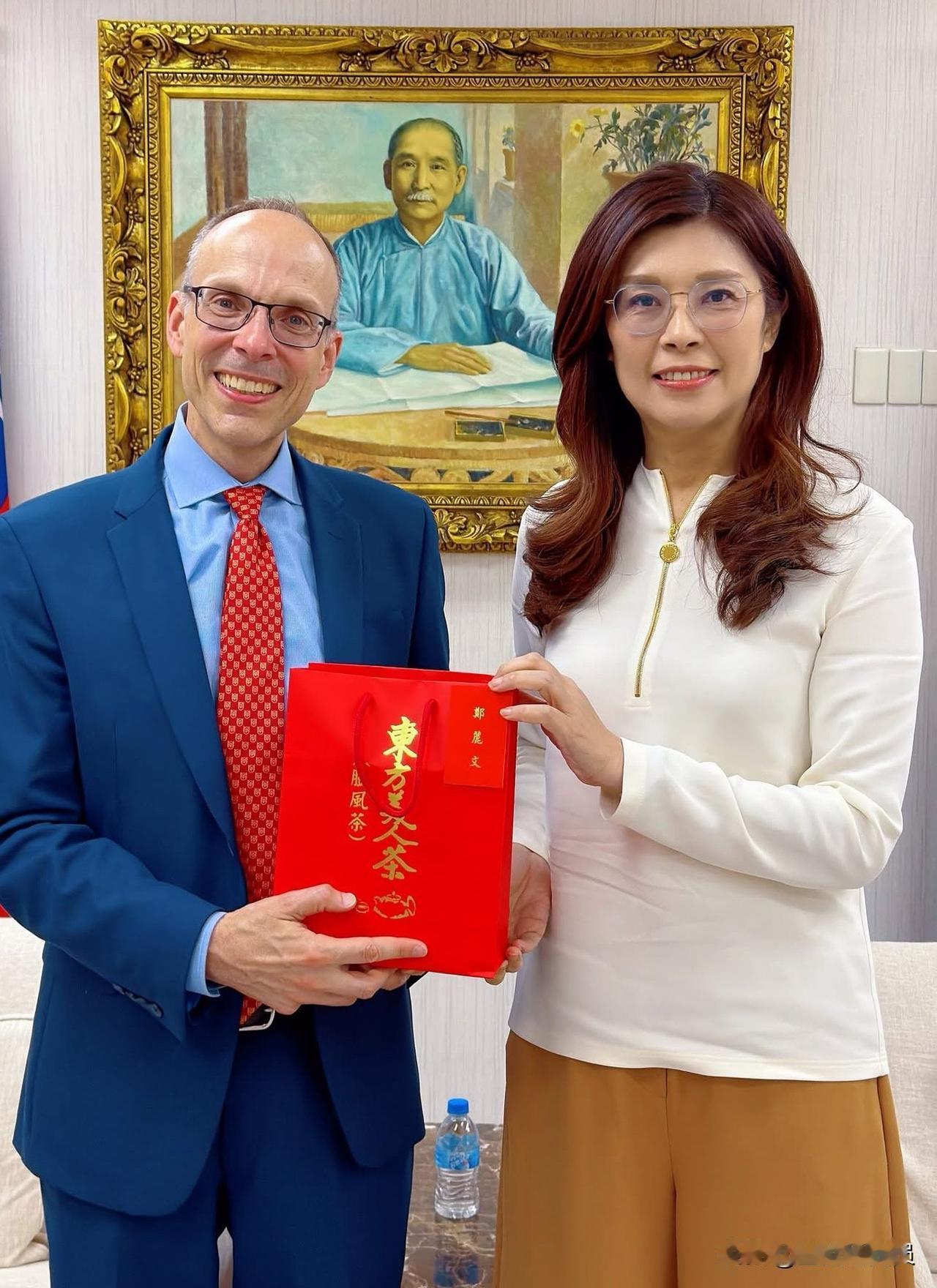 国民党主席郑丽文今（16日）晚间在脸书发文表示，美国天普大学法学院副院长桑国亚（