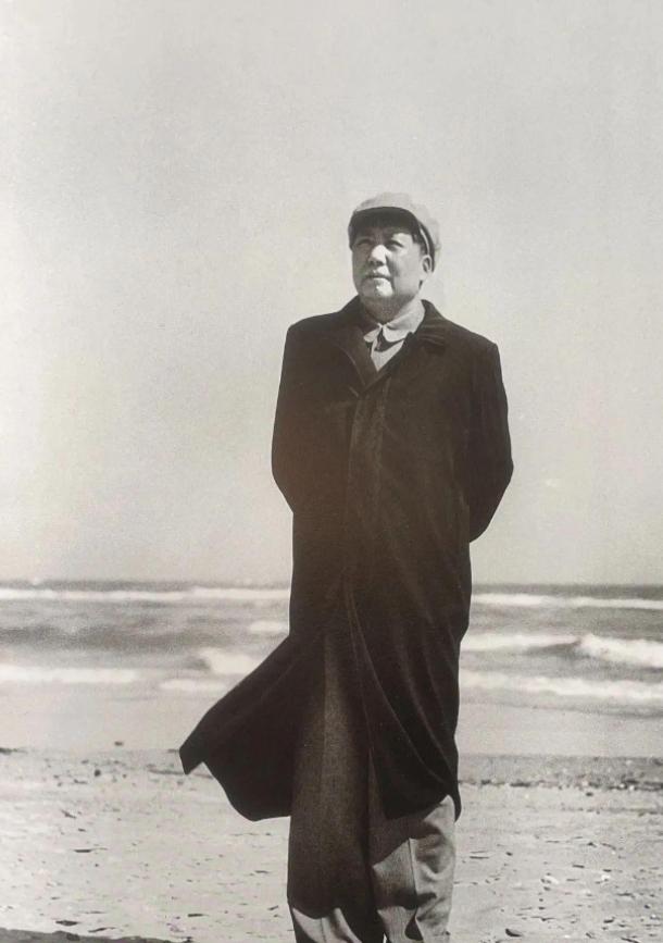 千万不能打美国。当年抗美援朝时，很多人给毛主席提意见说美国不能打；毛主席反问，为