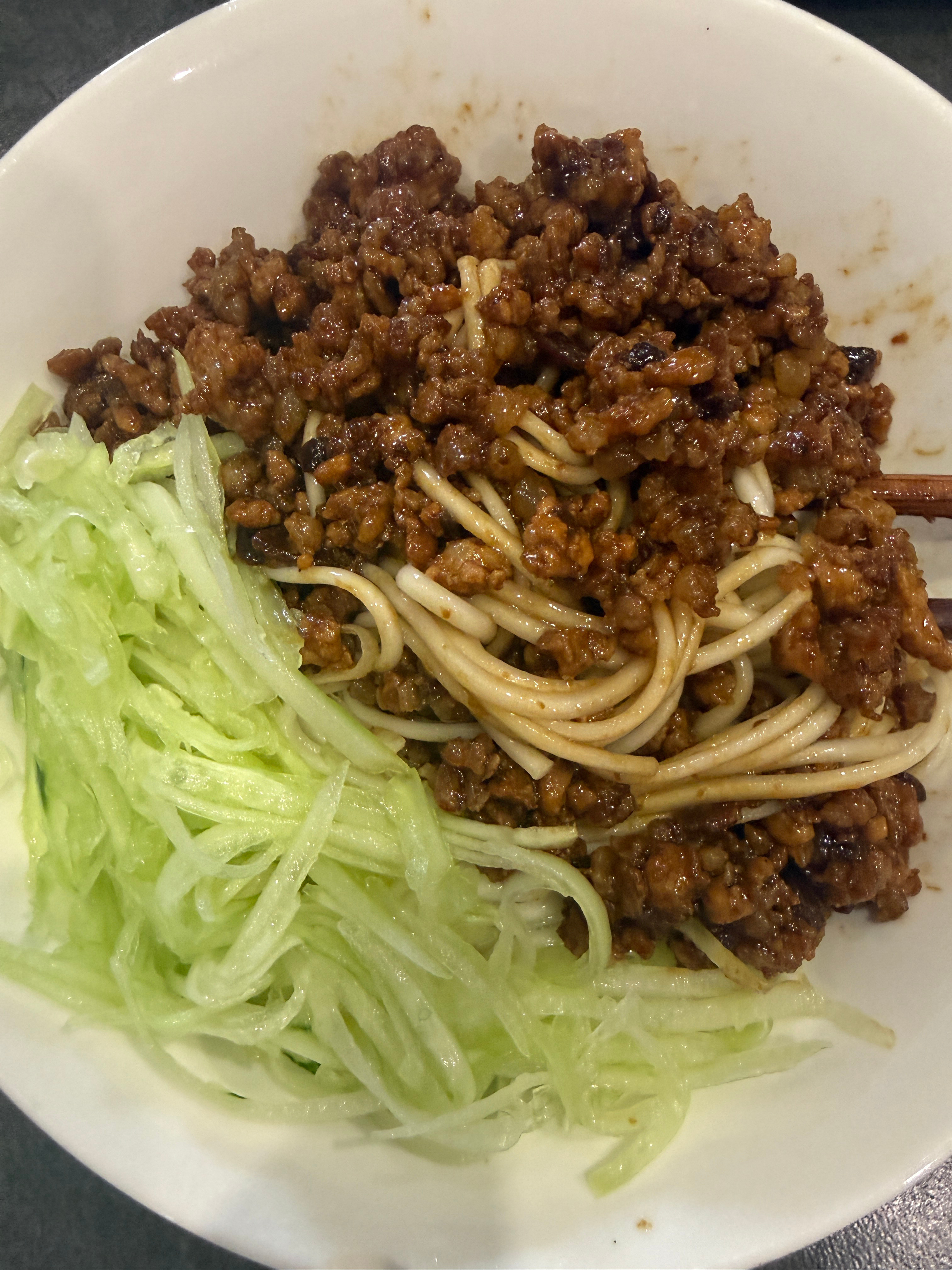为了满足我们又想吃披萨又想吃面食队友中西合璧做了披萨又做了个炸酱面都巨好吃