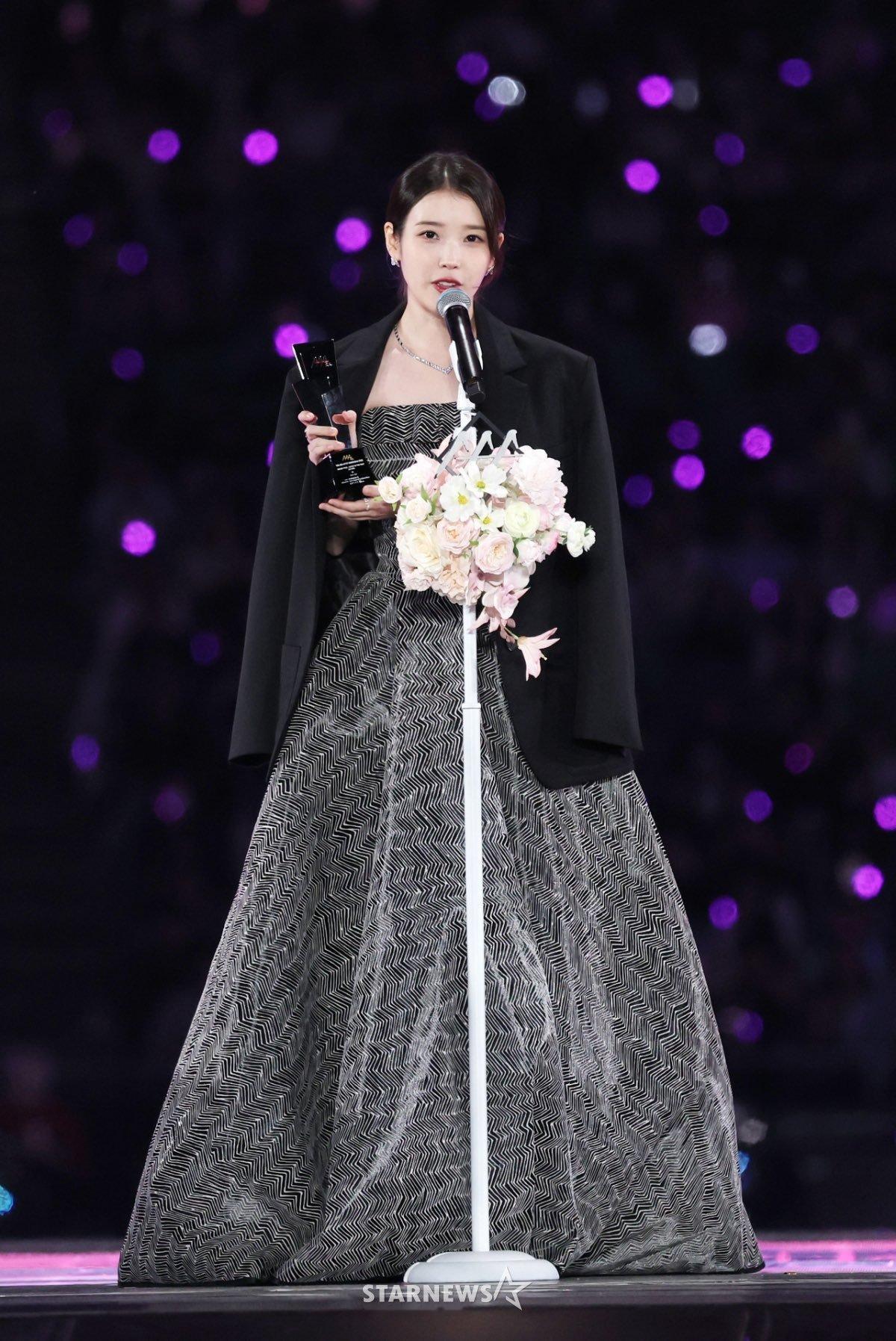 251207IU参加AAA颁奖典礼后台采访和边佑锡一起出演的预计2026年上半