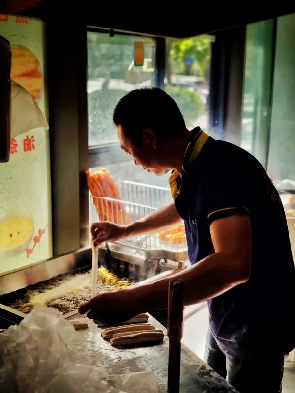 卖油条一个大学生感叹。我爸爸卖油条供应我上大学，大学毕业后，我找不到工作，还是