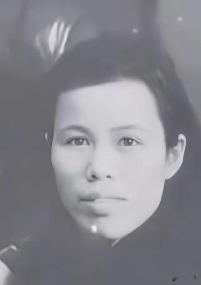 1949年，国民党撤往台湾时，宋美龄派人找到了戴安澜的遗孀王荷馨，对她说："去台