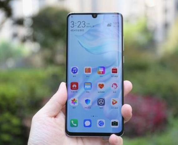 价格层面，Mate60Pro首发价6999元，iPhone15ProM