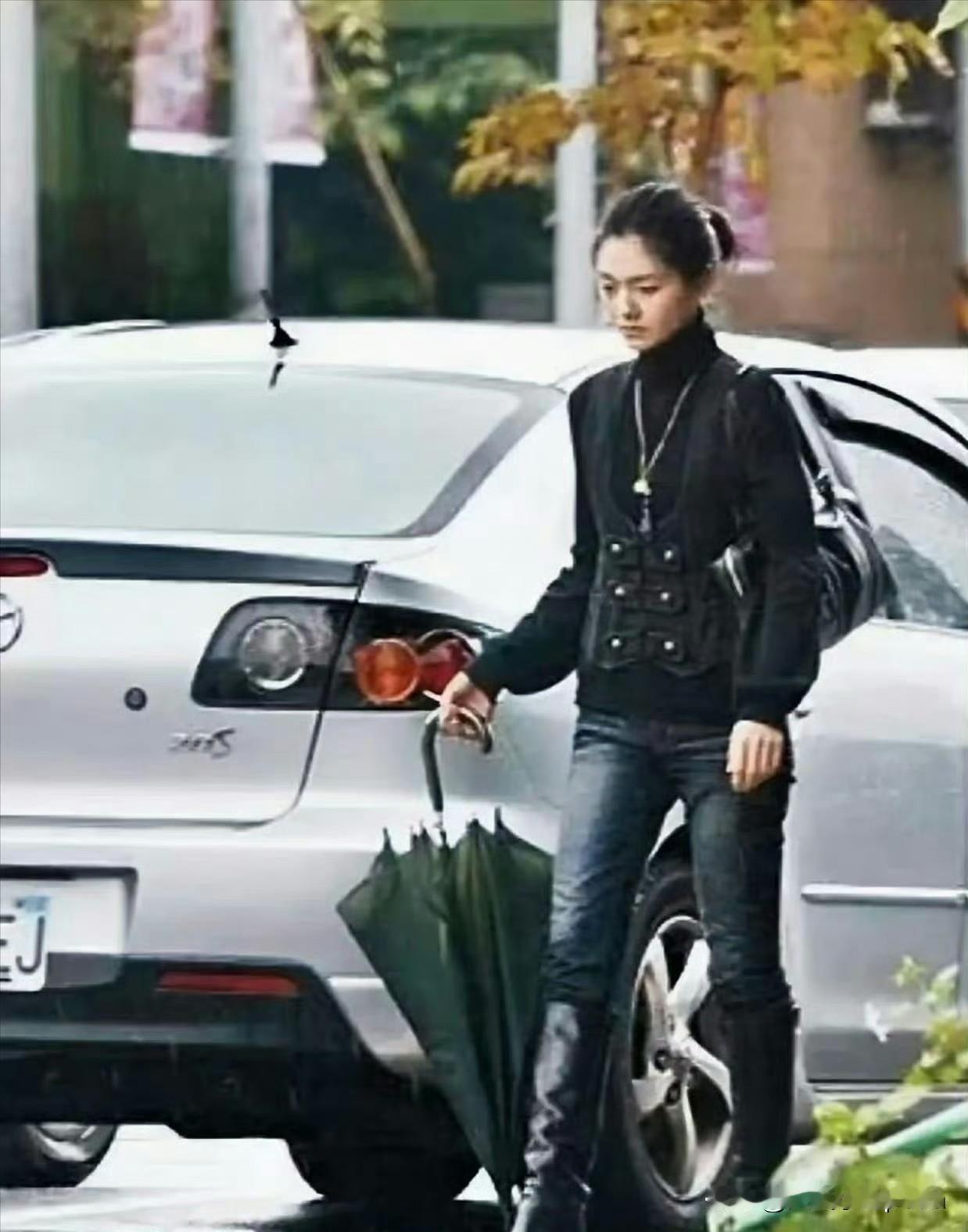 二十年前大S这两套私服穿搭，酷酷的，现在看也不过时啊！第一套黑色系，黑色马甲背