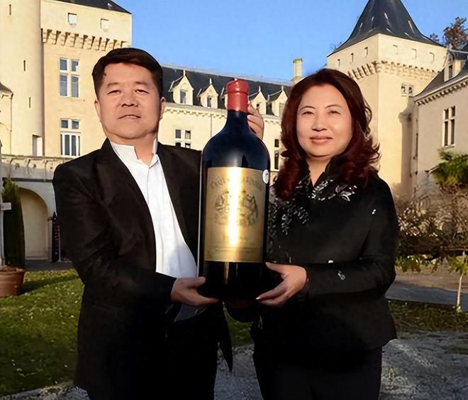 2010年，云南一名富豪以强硬手段拆除了一座有着1300年历史的佛寺，并在此建造