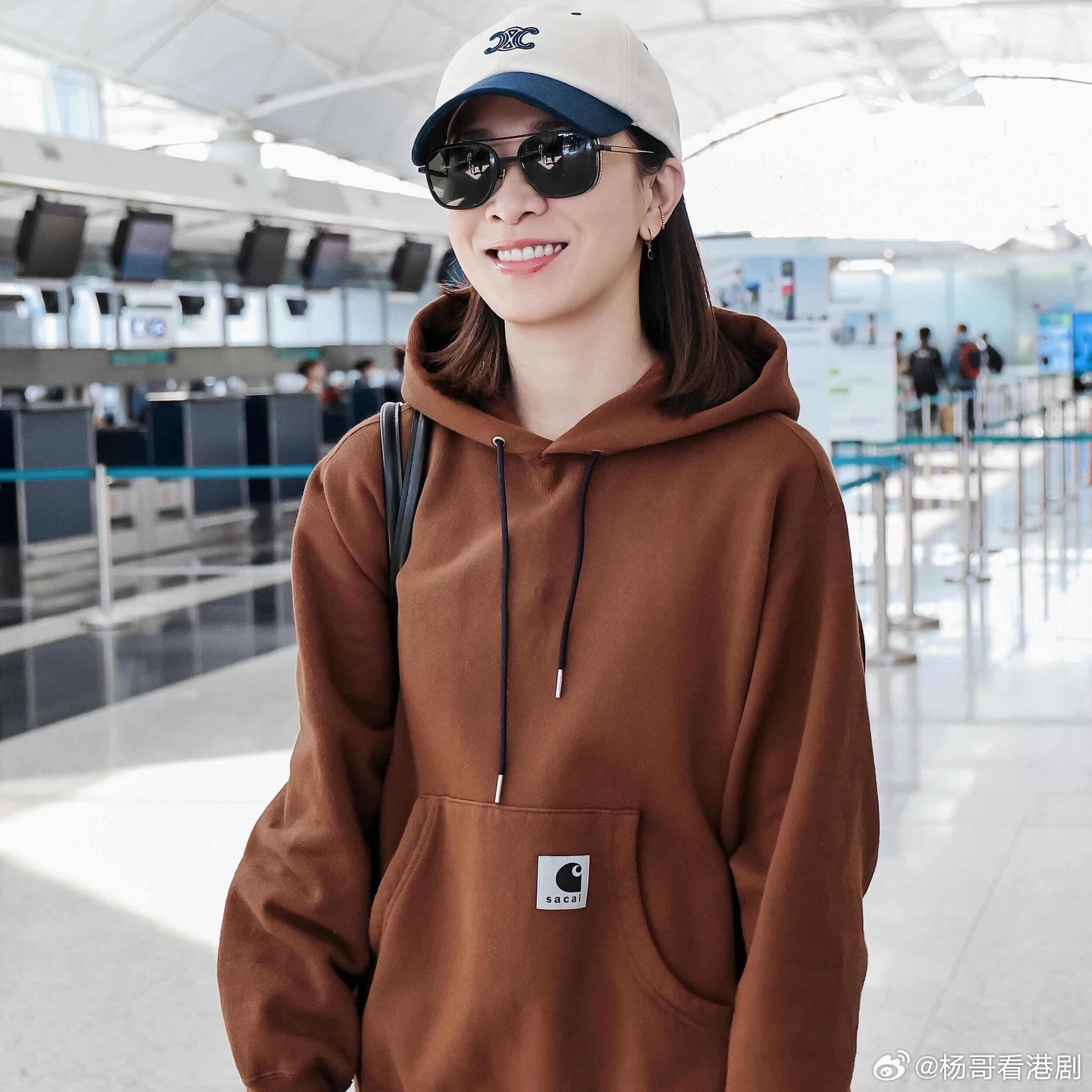 佘詩曼啟「馬年第一飛」赴京宣傳《正義女神》機場造型惹熱議.TVB重頭劇《正義女