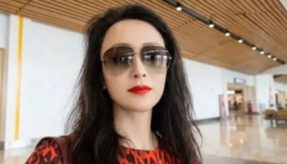 2026年，一名华人女子在希腊失踪。一个月后，她丈夫根据手机定位来到一座废弃养殖