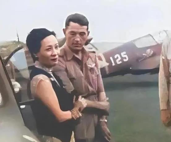 1937年昆明机场，宋美龄迎接陈纳德。那时，宋美龄已年届四十，却风姿绰约