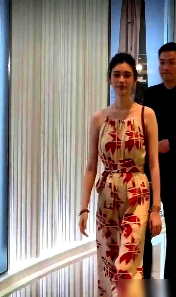 奚梦瑶，那个曾经为了49公斤拼命的超模，如今在澳洲被偶遇，脸圆了，腰也丰腴了，凭