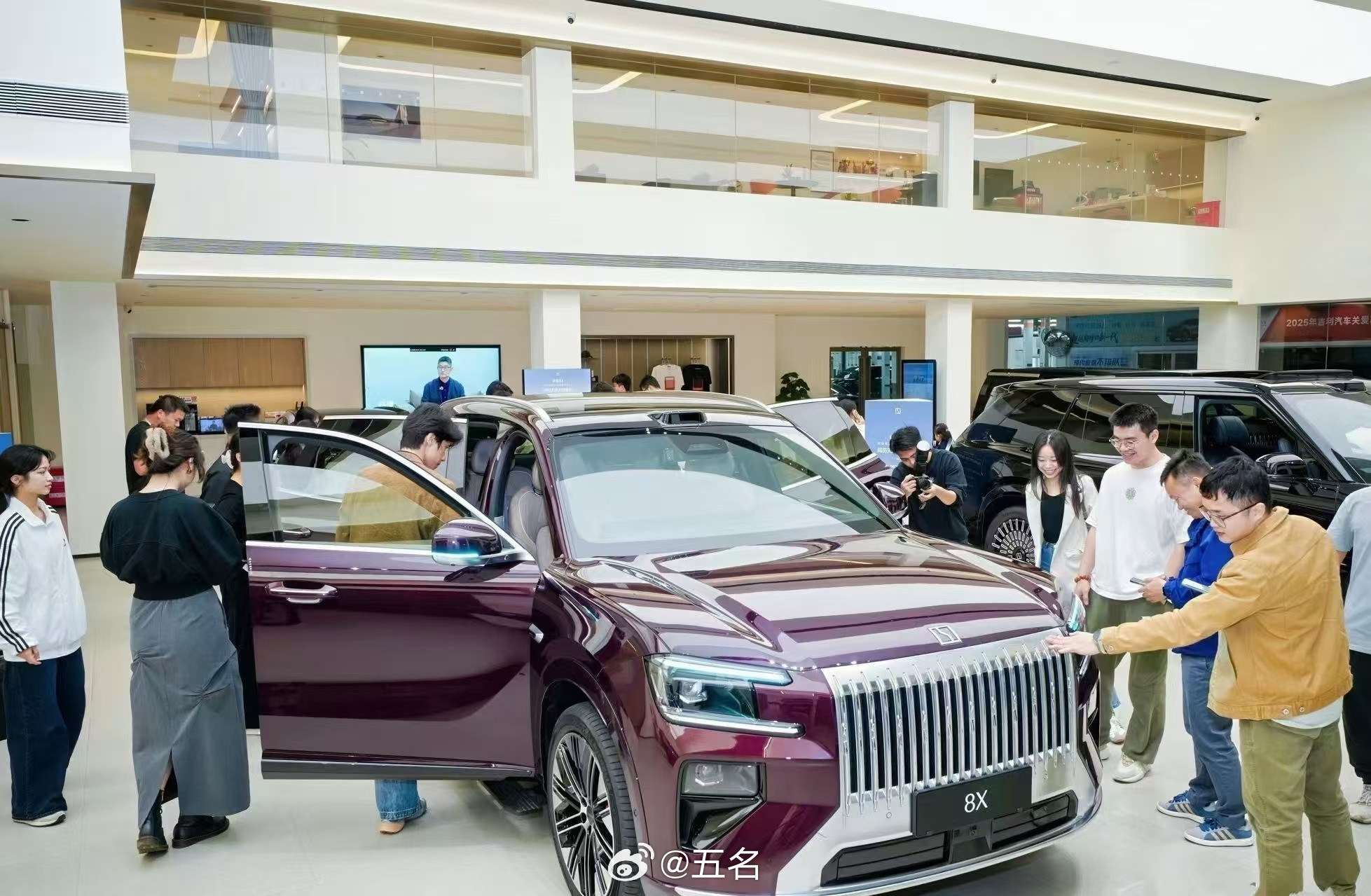 很有意思的一个细节：很多带娃来的家庭用户，对后排空间、座椅舒适度和底盘滤震的关注