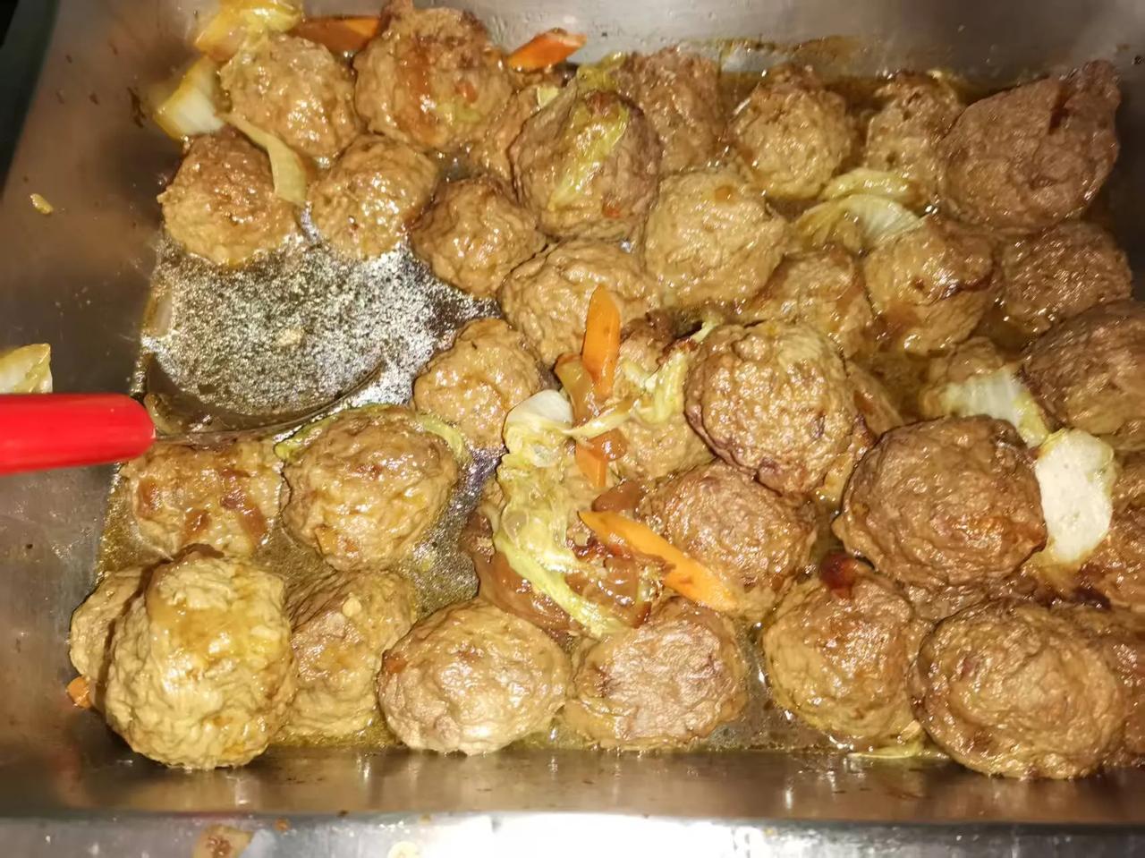 船上不止油条是预制的，连狮子头也是半成品！前天看到大厨在炸油条，发现是预制的