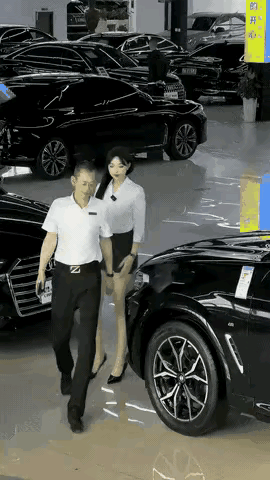 看看什么叫专业，看看什么是金牌销售，全程应付自如，举止优雅得体！