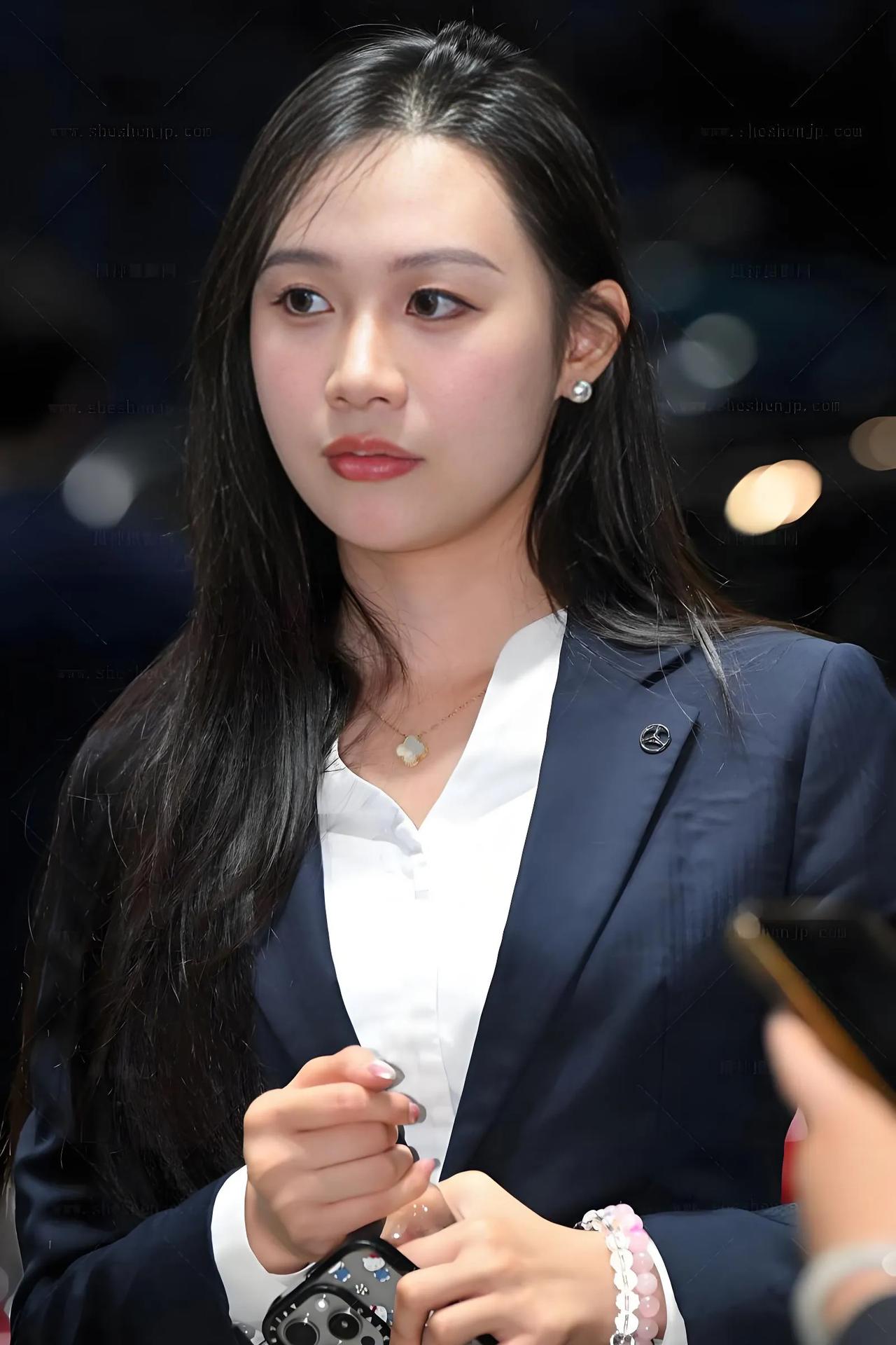 优雅职场风，精致妆容，自信满满！💄✨