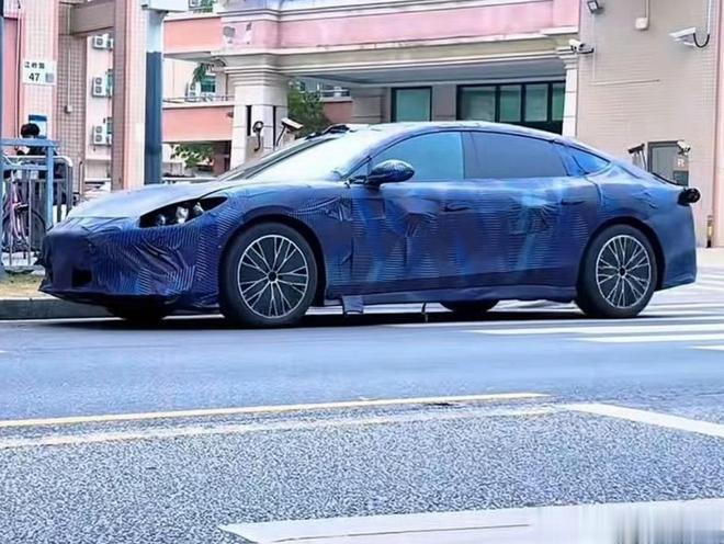 比亚迪方程豹首款轿车谍照曝光: 外观动感, 消息称命名“镁9”