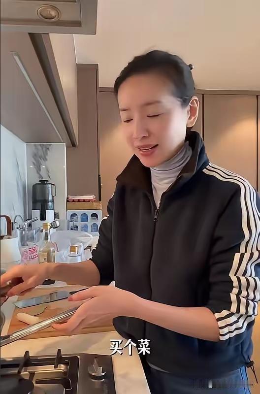 有个事，一直挺佩服董洁的——45岁住北京豪宅，却不开暖气、不请保姆，