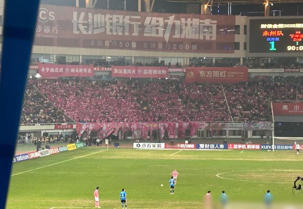 湘超总决赛中的一个画面。当时常德队已经0:1比分落后，常德队赵文狄主罚前场任意球