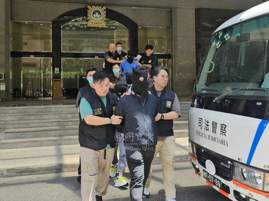 太嚣张！澳门警员执勤时被围堵扇耳光！“你为什么在这里？”一名身着便装的澳门司