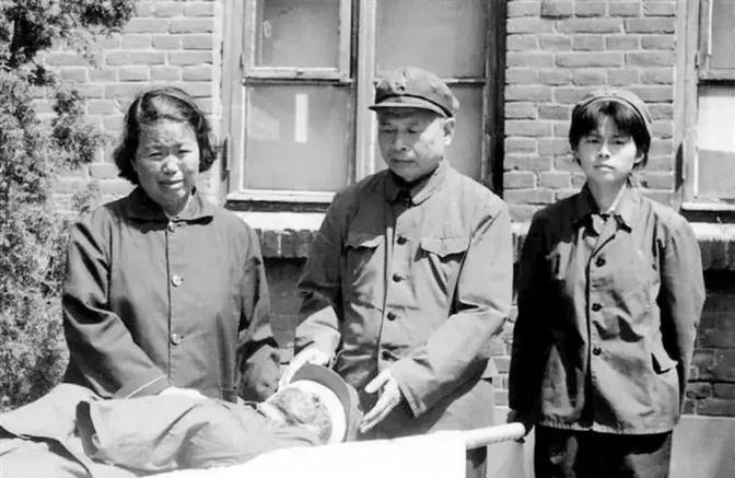 1980年6月6日，沈阳部队空军副司令员常仲连之子常向，在组织战术训练时负重伤，