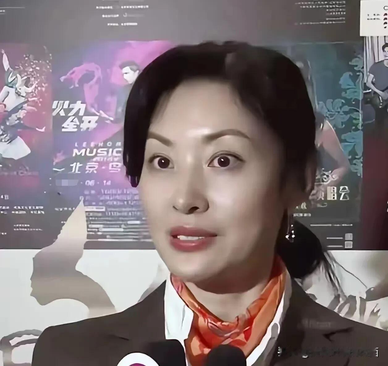 其实她也没有网上说的那么漂亮，不精心打扮，这样的抓拍看起来比较普通，脸部发腮，这