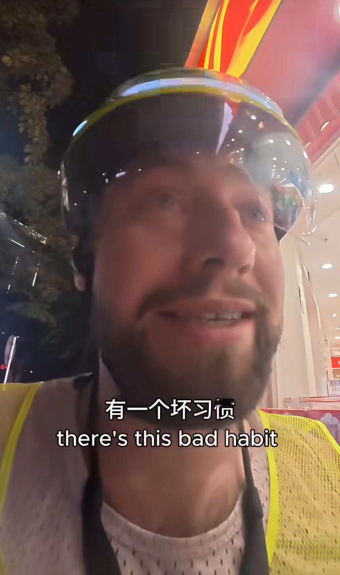 老外觉得大理扔垃圾的情况非常严重，应该学习新加坡严格罚款才行，看看街道上到处都是