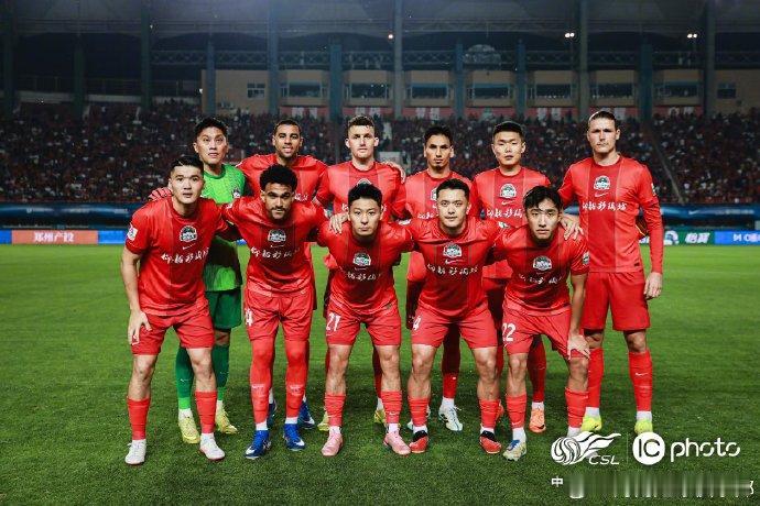 河南队，你说句话啊！球迷现场训话，大面积围攻河南队官微！负责引援的人，为什么