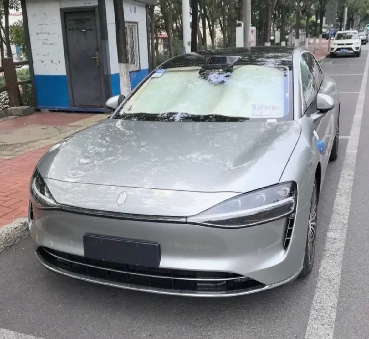 来一波享界S9T的图，银色也挺好看。​​​