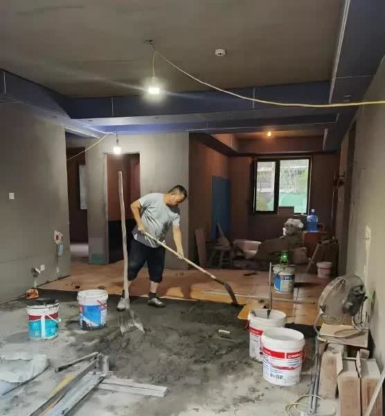 在新疆伊犁发生一起因楼层错误装修而闹上法庭的事件，一名男子购买8楼的住宅，误将9