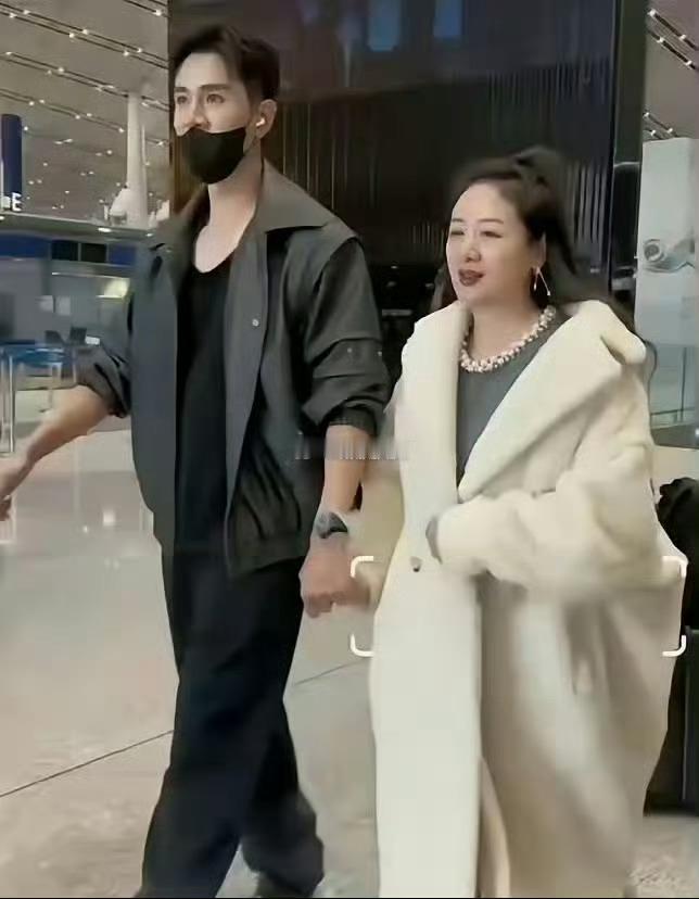 真爱就是无论妻子多胖，都自豪地带她出门，展示她是我妻！经超做到了！
