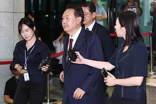 尹锡悦律师坚持接受调查的时间需要协商，特检不能单独确定。首次拒绝特检拟定的7