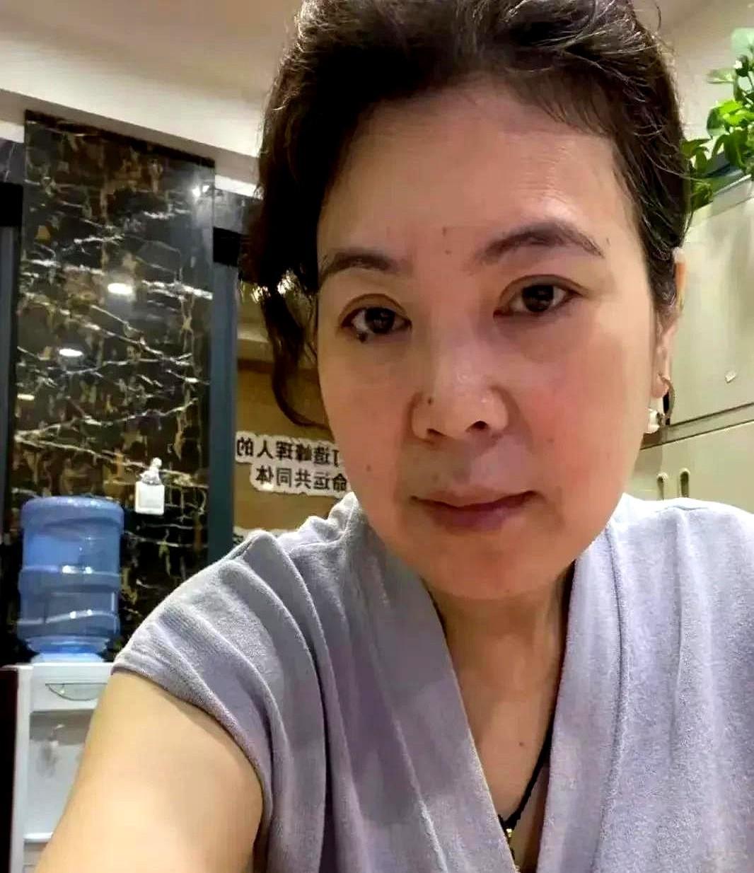 昨日陪儿子去未来岳父家商议婚事，看到彩礼清单，我顿时一身冷汗。二十八万八千元的彩