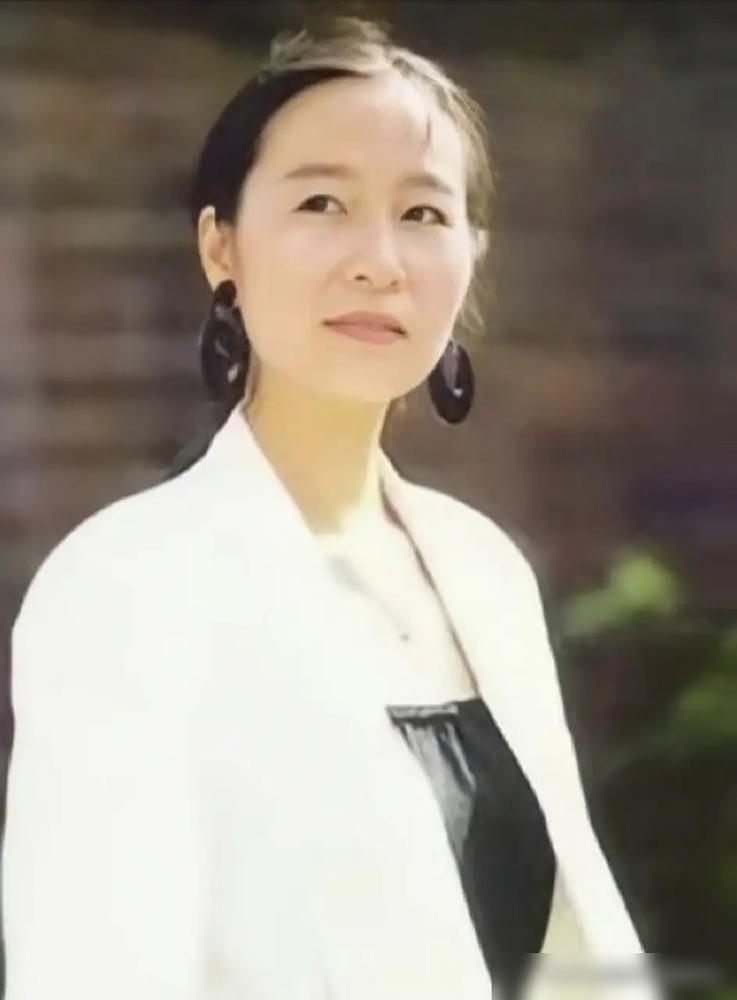 男的叫周野芒，一点也不野，锋芒也不太锐利，不外露，还是个文明人。女的叫奚美娟