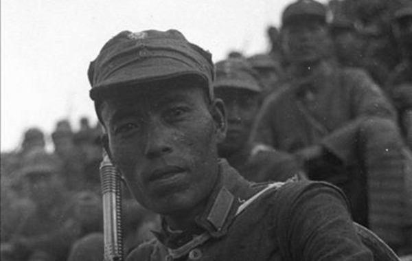 1948年，天刚擦黑，一个戴鸭舌帽的男人闯进地下党的联络点，额头上全是汗。联络员