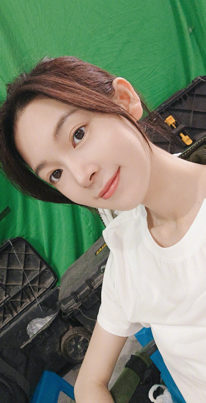 陈瑶素颜女大陈瑶素颜解锁邻家学妹既视感，没有繁杂妆面堆砌，原生皮肤状态在线，神态