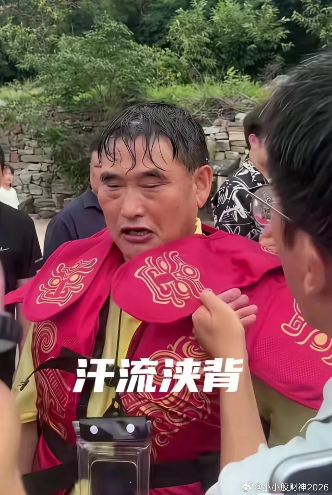 朱之文不接景区演出了。说是体力跟不上，那些活儿太折腾——大夏天穿个厚袍子，又是扭
