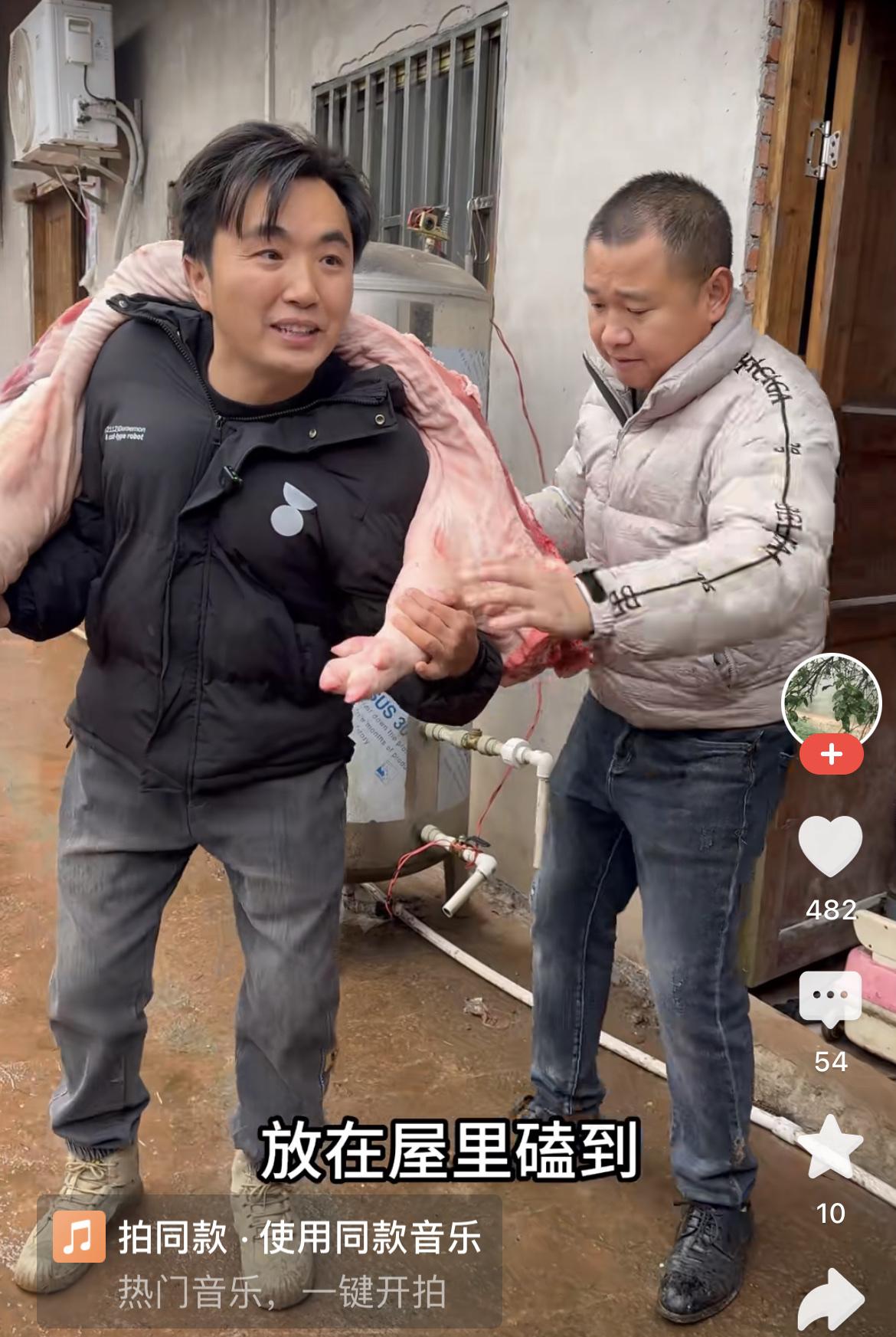 徐三娃扛半扇猪肉，明二哥左手一箱奶，右手一桶油，去农村四哥家庆贺，农村四哥肥肠烧